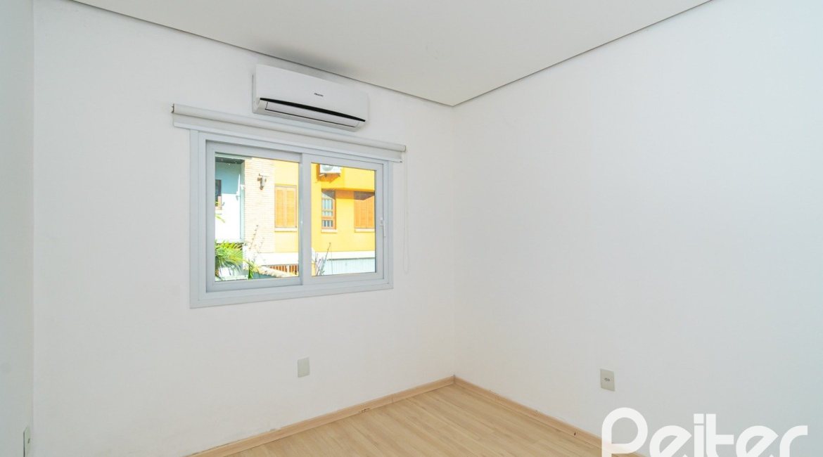 Casa à venda com 223m², 3 dormitórios, 1 suíte, 2 vagas, no bairro Jardim Isabel em Porto Alegre