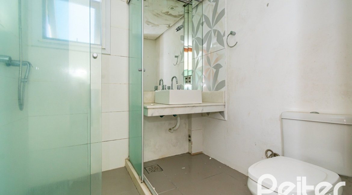 Casa à venda com 223m², 3 dormitórios, 1 suíte, 2 vagas, no bairro Jardim Isabel em Porto Alegre