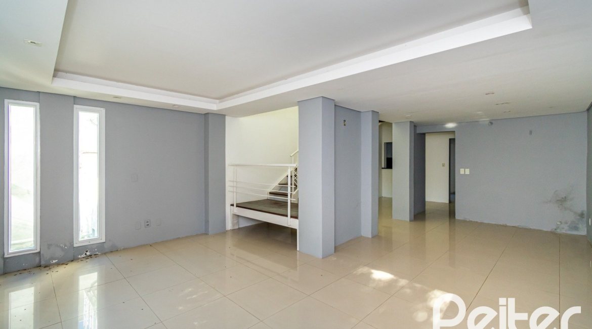Casa à venda com 223m², 3 dormitórios, 1 suíte, 2 vagas, no bairro Jardim Isabel em Porto Alegre