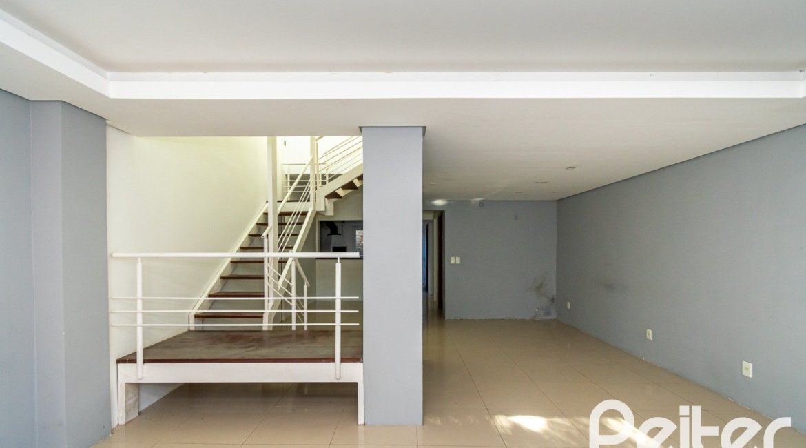 Casa à venda com 223m², 3 dormitórios, 1 suíte, 2 vagas, no bairro Jardim Isabel em Porto Alegre