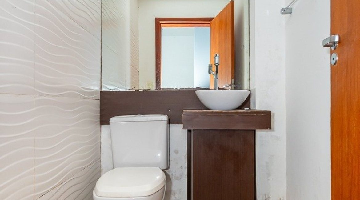 Casa à venda com 223m², 3 dormitórios, 1 suíte, 2 vagas, no bairro Jardim Isabel em Porto Alegre