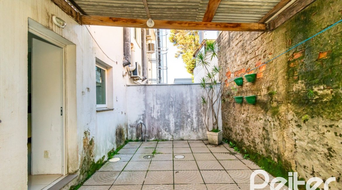 Casa à venda com 223m², 3 dormitórios, 1 suíte, 2 vagas, no bairro Jardim Isabel em Porto Alegre