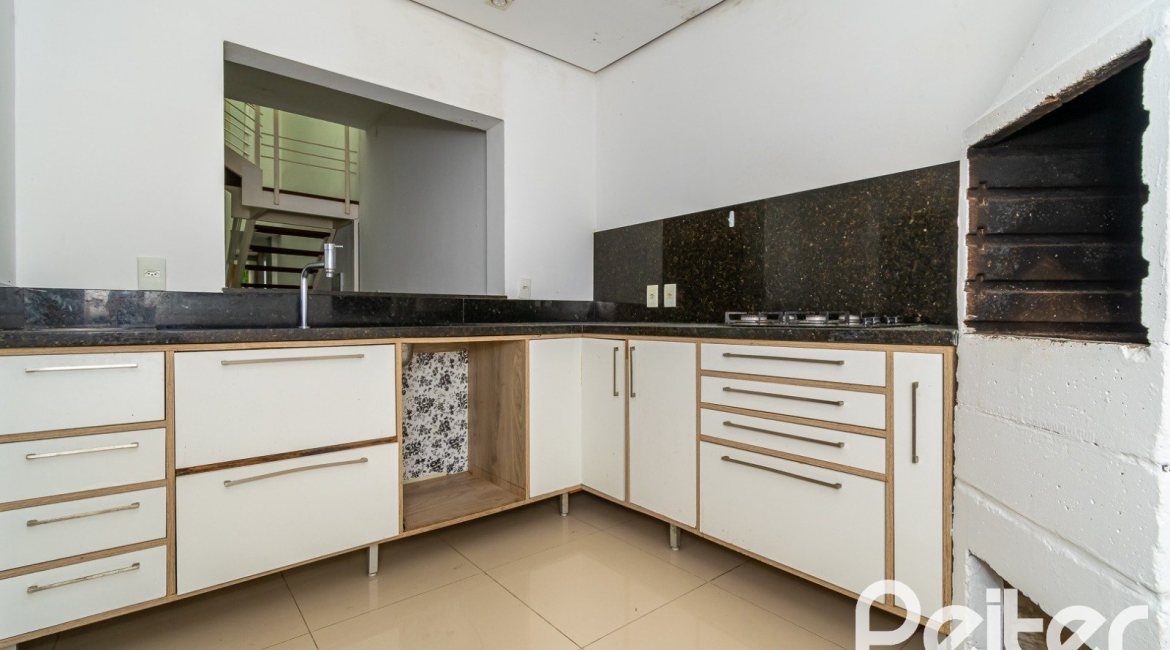 Casa à venda com 223m², 3 dormitórios, 1 suíte, 2 vagas, no bairro Jardim Isabel em Porto Alegre