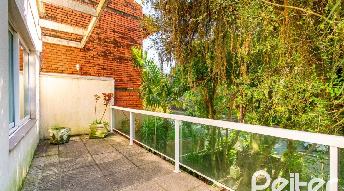 Casa à venda com 223m², 3 dormitórios, 1 suíte, 2 vagas, no bairro Jardim Isabel em Porto Alegre