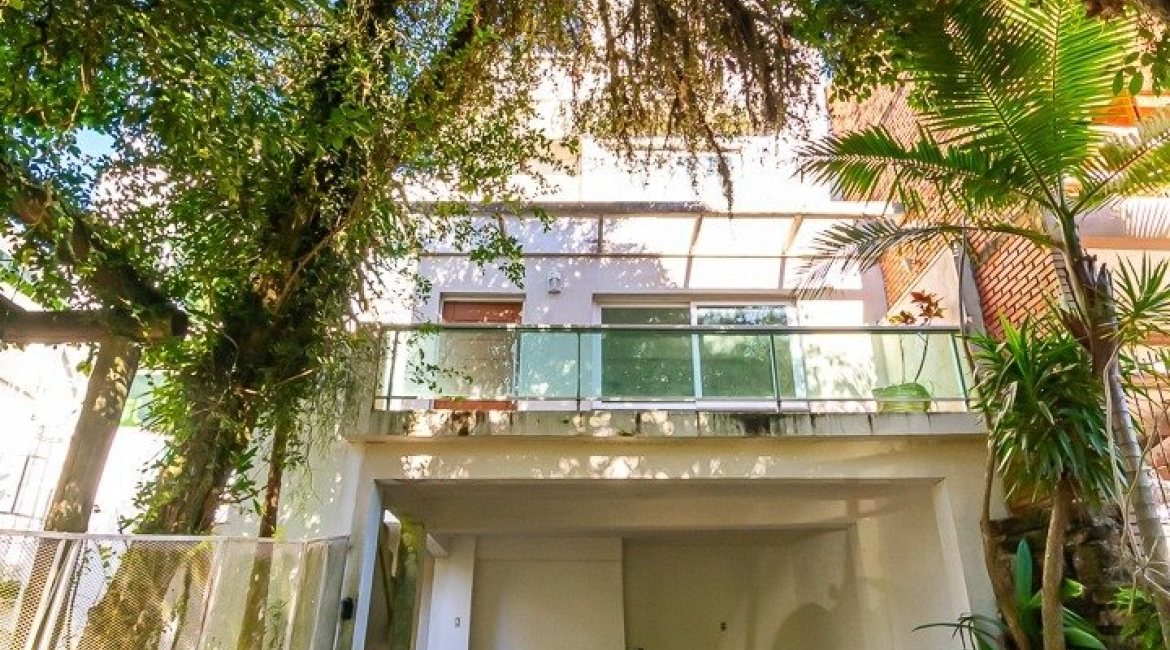 Casa à venda com 223m², 3 dormitórios, 1 suíte, 2 vagas, no bairro Jardim Isabel em Porto Alegre