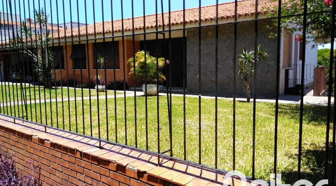 Casa à venda com 400m², 7 dormitórios, 1 suíte, 5 vagas, no bairro Vila Assunção em Porto Alegre