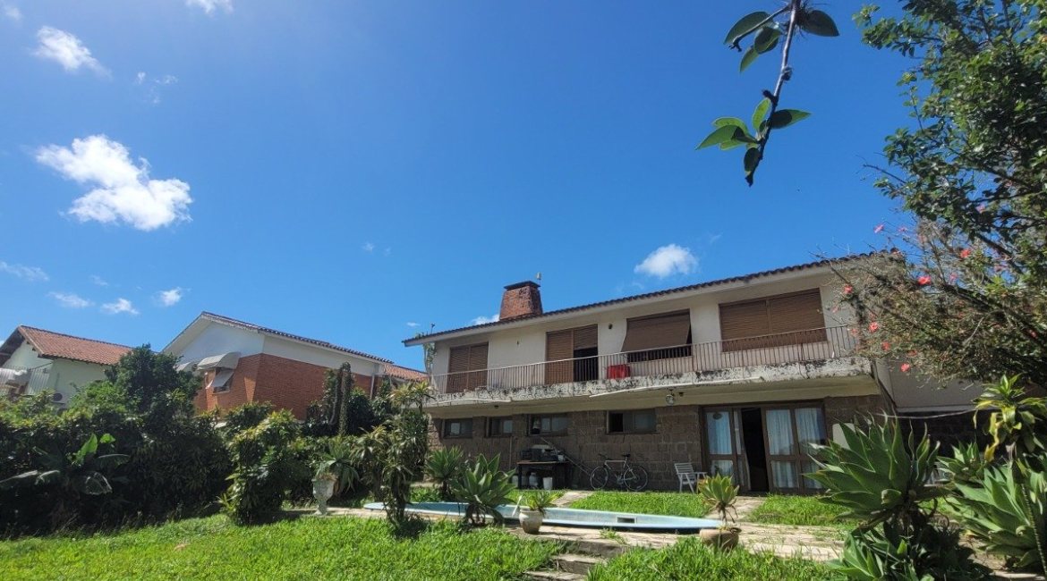 Casa à venda com 400m², 7 dormitórios, 1 suíte, 5 vagas, no bairro Vila Assunção em Porto Alegre