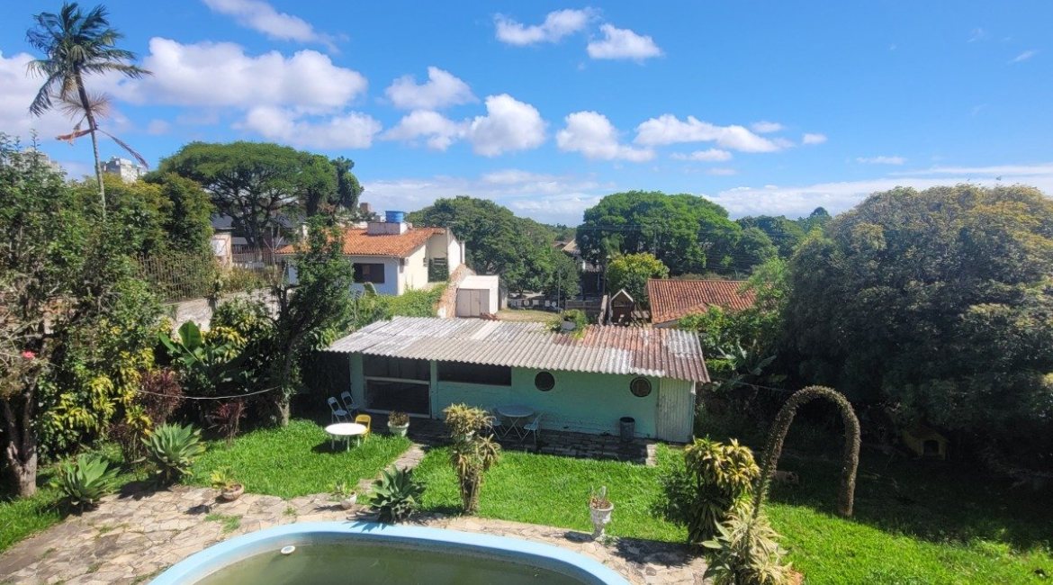 Casa à venda com 400m², 7 dormitórios, 1 suíte, 5 vagas, no bairro Vila Assunção em Porto Alegre