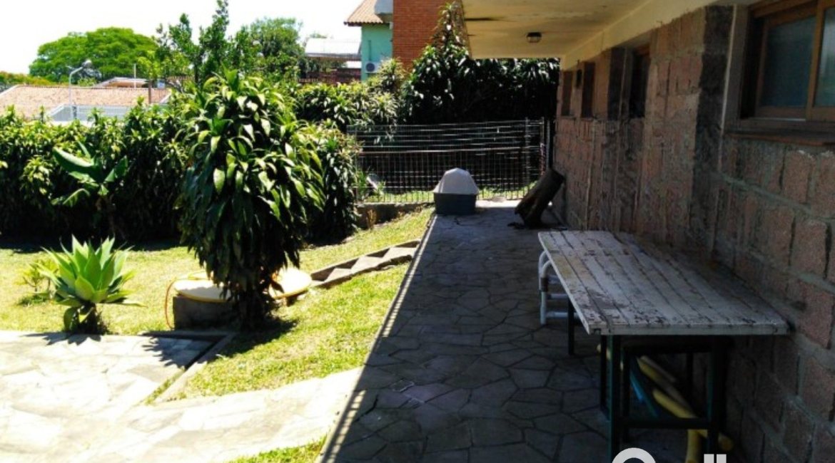 Casa à venda com 400m², 7 dormitórios, 1 suíte, 5 vagas, no bairro Vila Assunção em Porto Alegre