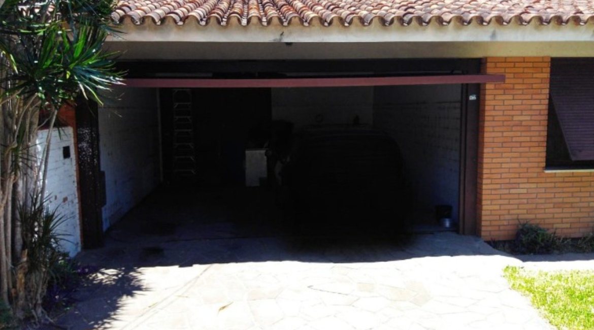 Casa à venda com 400m², 7 dormitórios, 1 suíte, 5 vagas, no bairro Vila Assunção em Porto Alegre