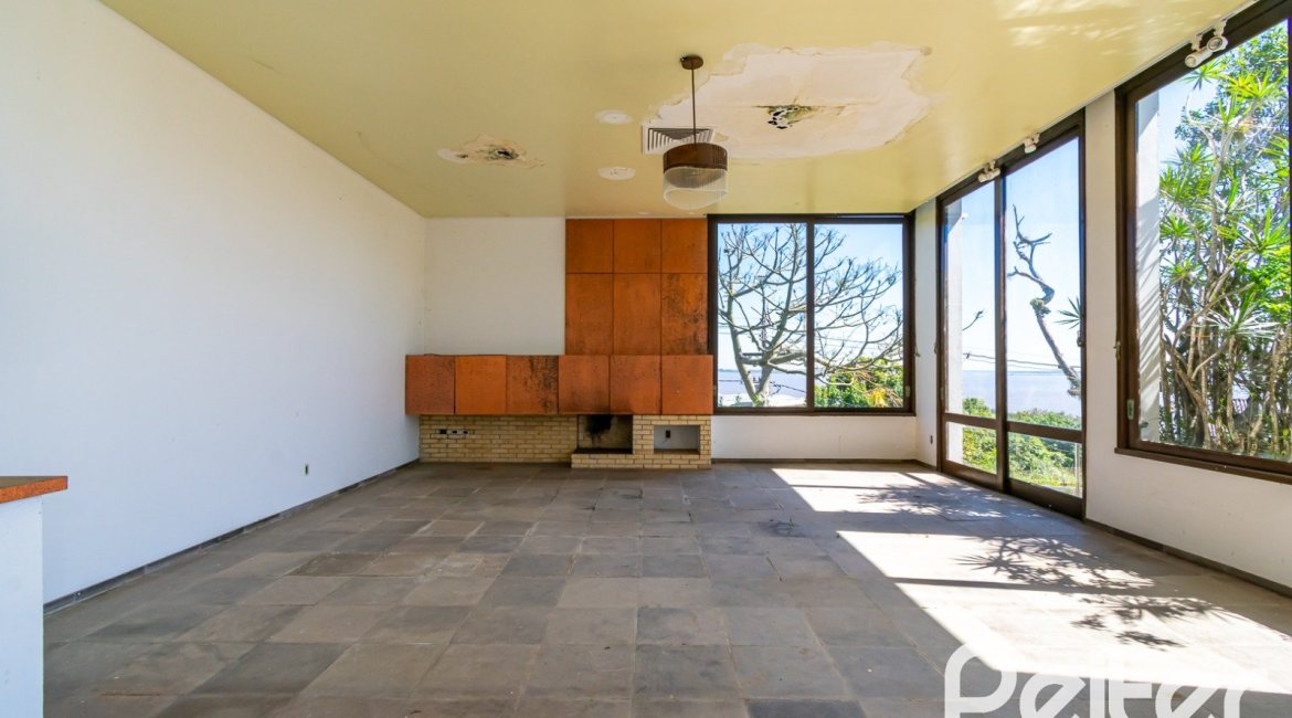 Casa à venda com 528m², 5 dormitórios, 3 suítes, 5 vagas, no bairro Vila Assunção em Porto Alegre