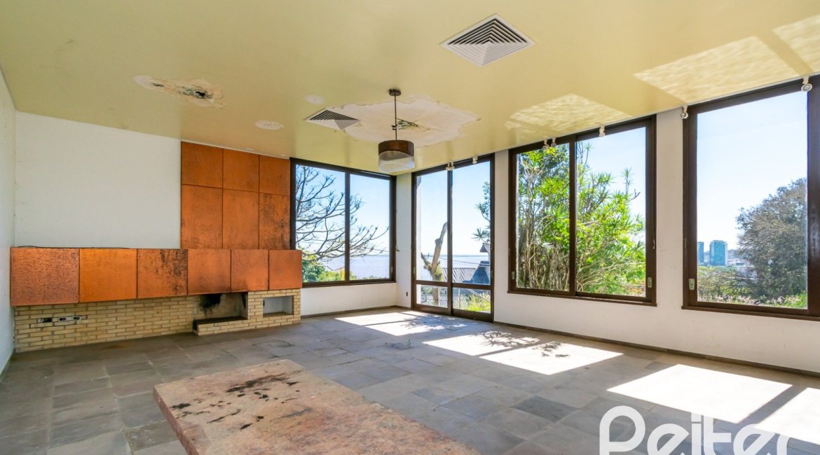 Casa à venda com 528m², 5 dormitórios, 3 suítes, 5 vagas, no bairro Vila Assunção em Porto Alegre