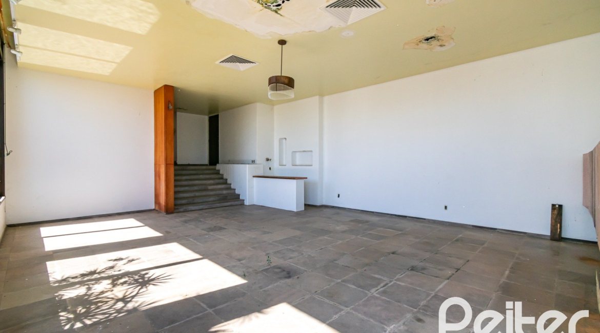 Casa à venda com 528m², 5 dormitórios, 3 suítes, 5 vagas, no bairro Vila Assunção em Porto Alegre