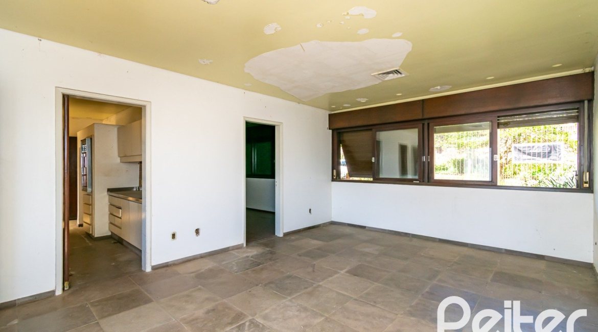 Casa à venda com 528m², 5 dormitórios, 3 suítes, 5 vagas, no bairro Vila Assunção em Porto Alegre