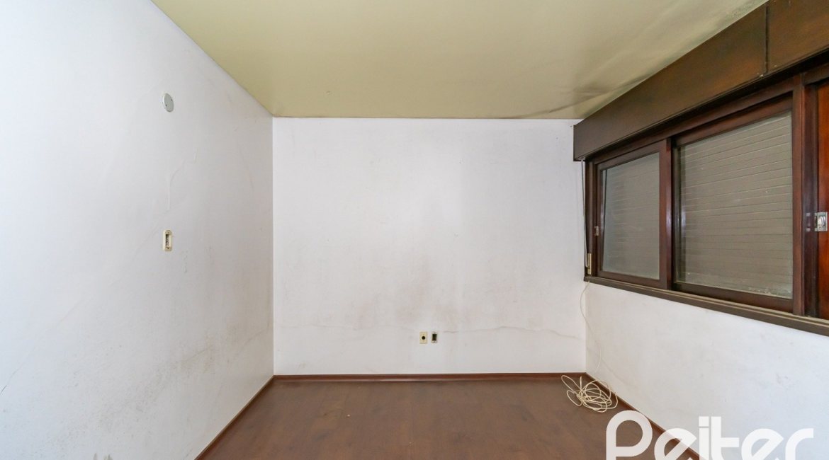 Casa à venda com 528m², 5 dormitórios, 3 suítes, 5 vagas, no bairro Vila Assunção em Porto Alegre