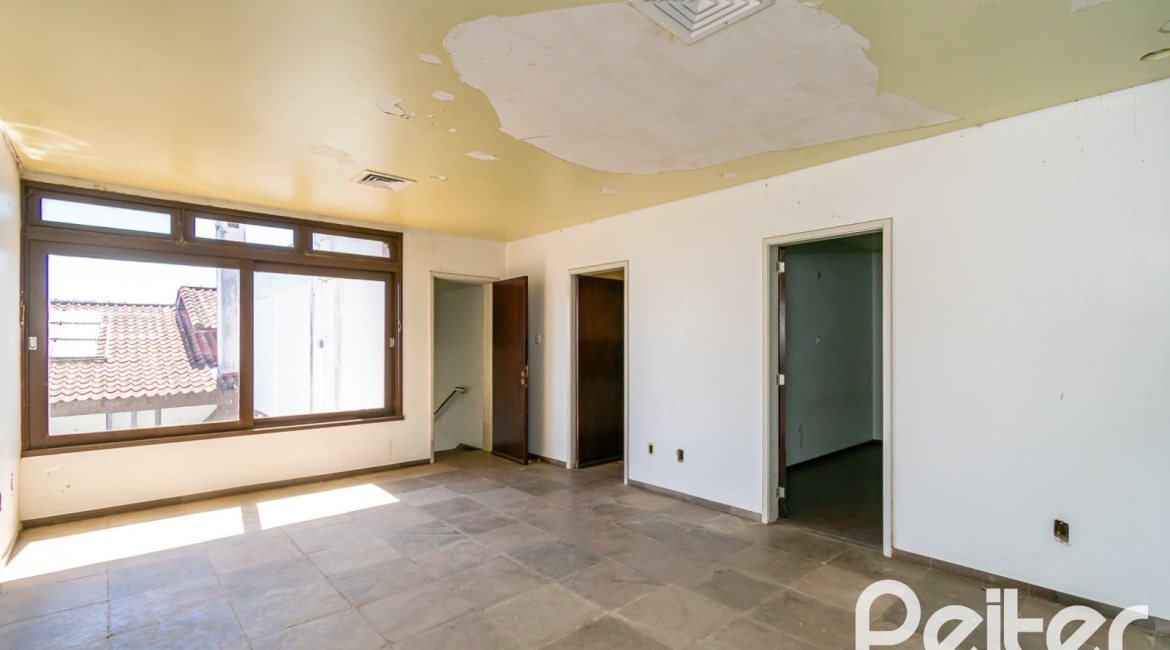 Casa à venda com 528m², 5 dormitórios, 3 suítes, 5 vagas, no bairro Vila Assunção em Porto Alegre