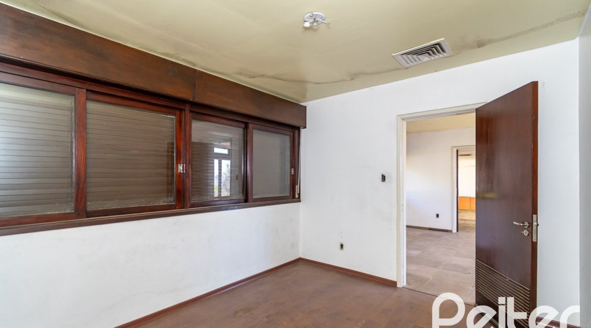 Casa à venda com 528m², 5 dormitórios, 3 suítes, 5 vagas, no bairro Vila Assunção em Porto Alegre