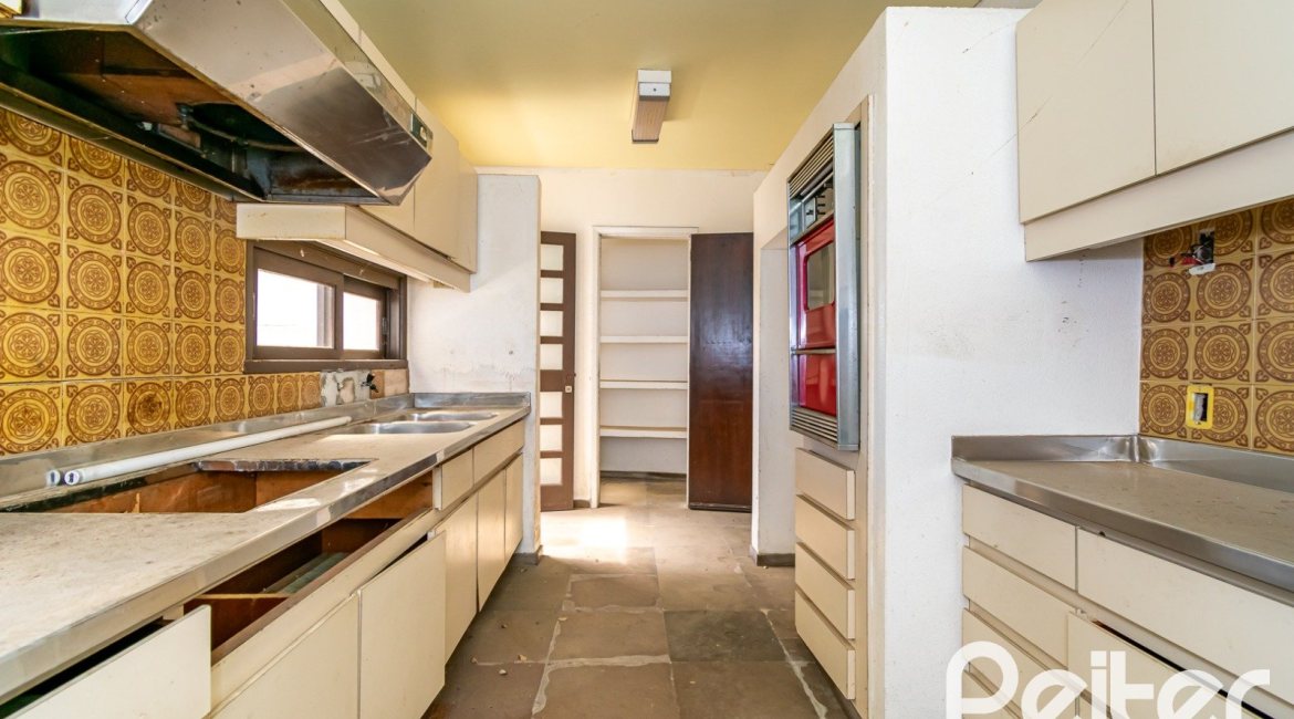 Casa à venda com 528m², 5 dormitórios, 3 suítes, 5 vagas, no bairro Vila Assunção em Porto Alegre