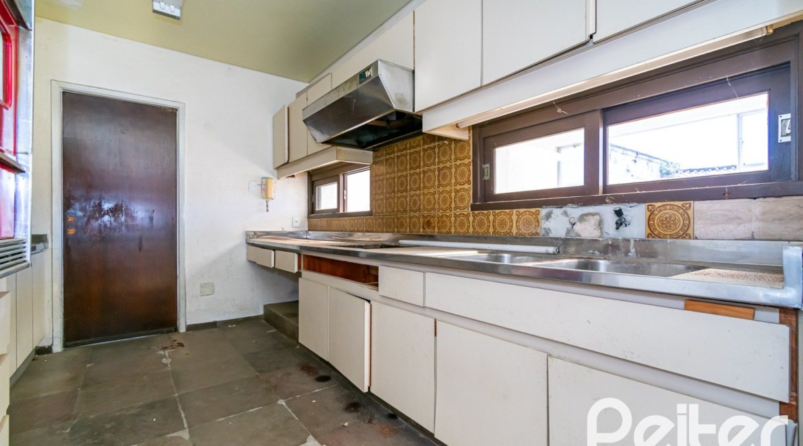 Casa à venda com 528m², 5 dormitórios, 3 suítes, 5 vagas, no bairro Vila Assunção em Porto Alegre