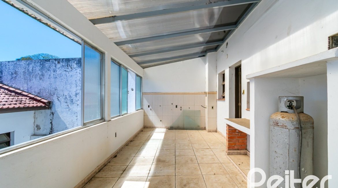 Casa à venda com 528m², 5 dormitórios, 3 suítes, 5 vagas, no bairro Vila Assunção em Porto Alegre