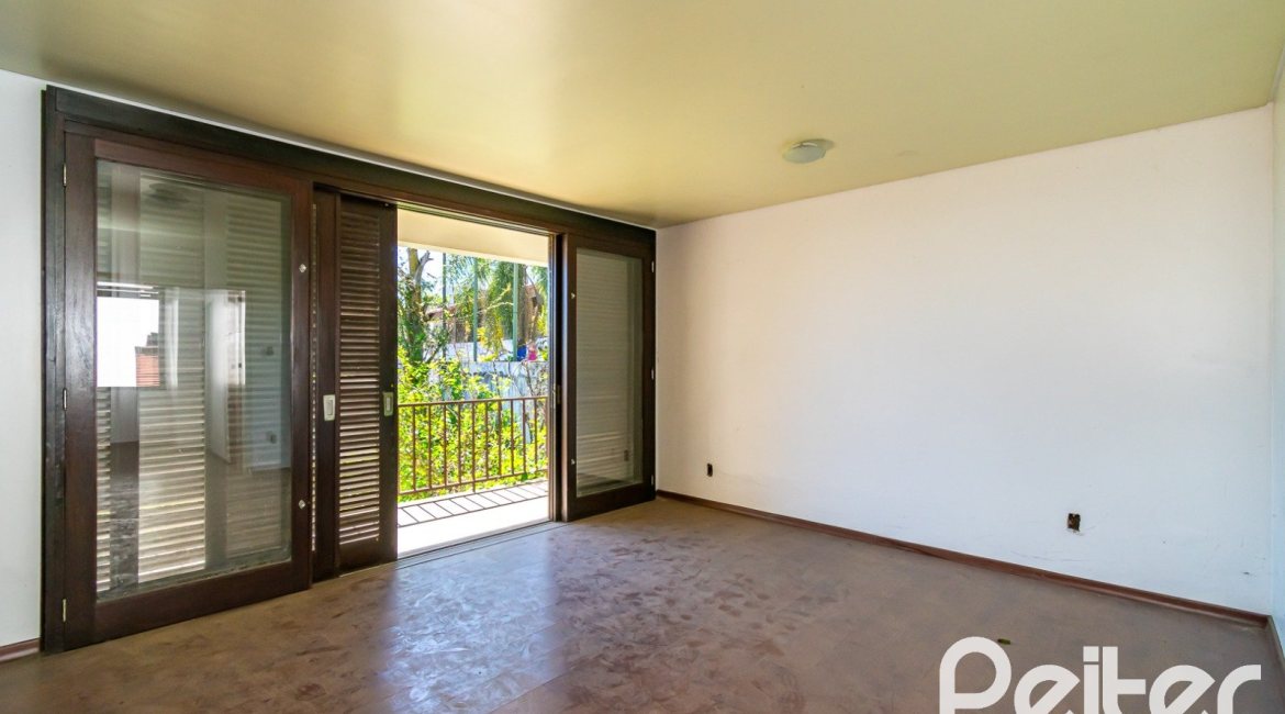 Casa à venda com 528m², 5 dormitórios, 3 suítes, 5 vagas, no bairro Vila Assunção em Porto Alegre