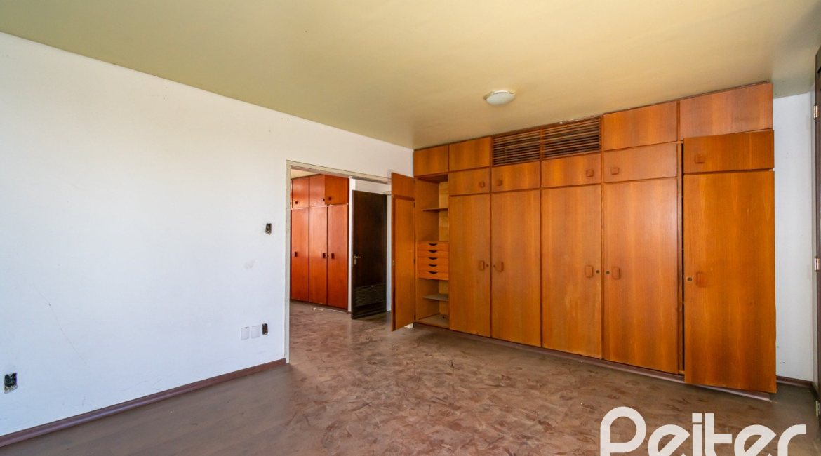 Casa à venda com 528m², 5 dormitórios, 3 suítes, 5 vagas, no bairro Vila Assunção em Porto Alegre