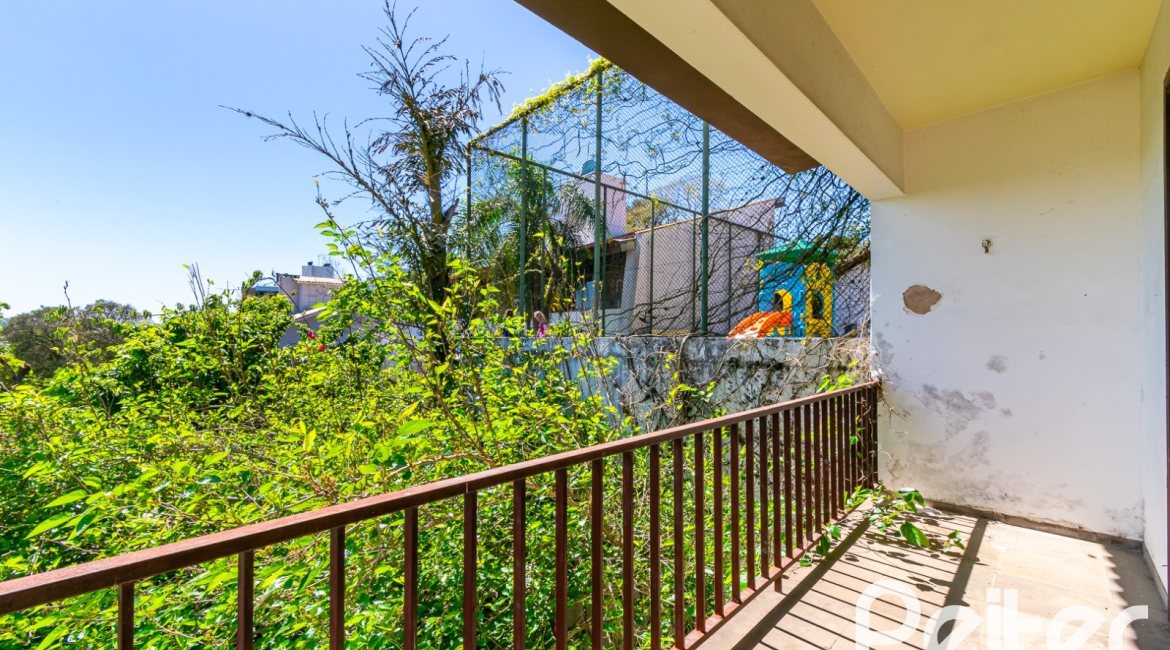 Casa à venda com 528m², 5 dormitórios, 3 suítes, 5 vagas, no bairro Vila Assunção em Porto Alegre