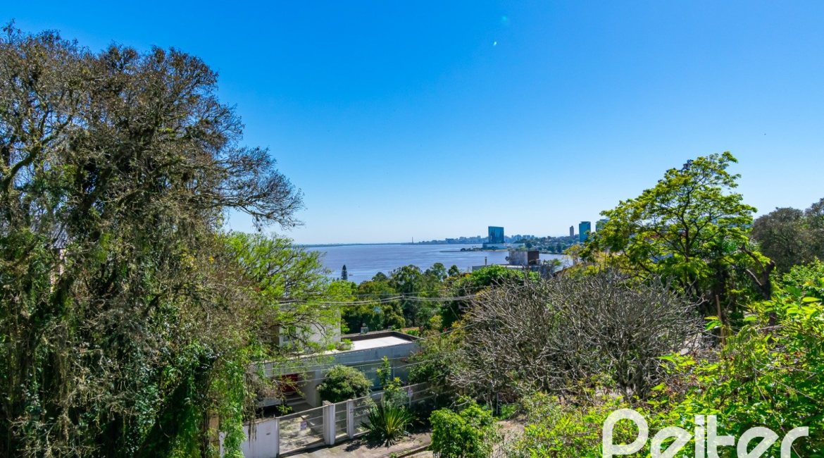 Casa à venda com 528m², 5 dormitórios, 3 suítes, 5 vagas, no bairro Vila Assunção em Porto Alegre