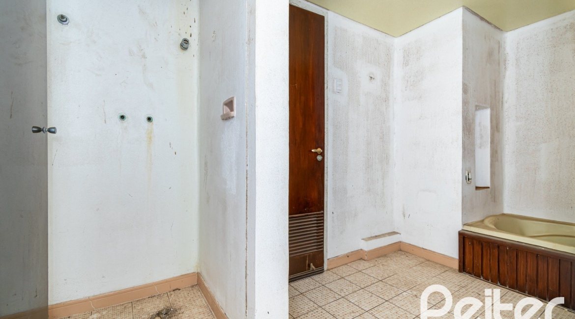 Casa à venda com 528m², 5 dormitórios, 3 suítes, 5 vagas, no bairro Vila Assunção em Porto Alegre