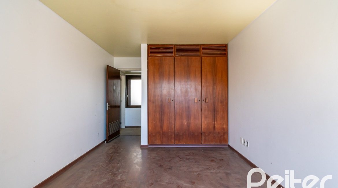 Casa à venda com 528m², 5 dormitórios, 3 suítes, 5 vagas, no bairro Vila Assunção em Porto Alegre