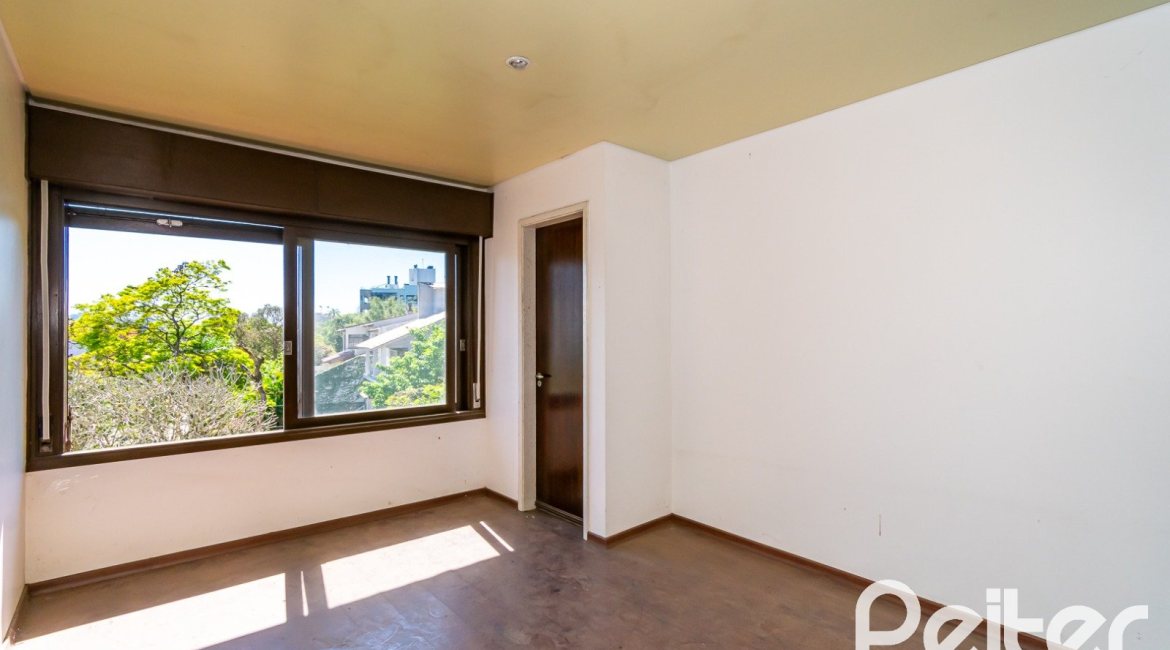 Casa à venda com 528m², 5 dormitórios, 3 suítes, 5 vagas, no bairro Vila Assunção em Porto Alegre