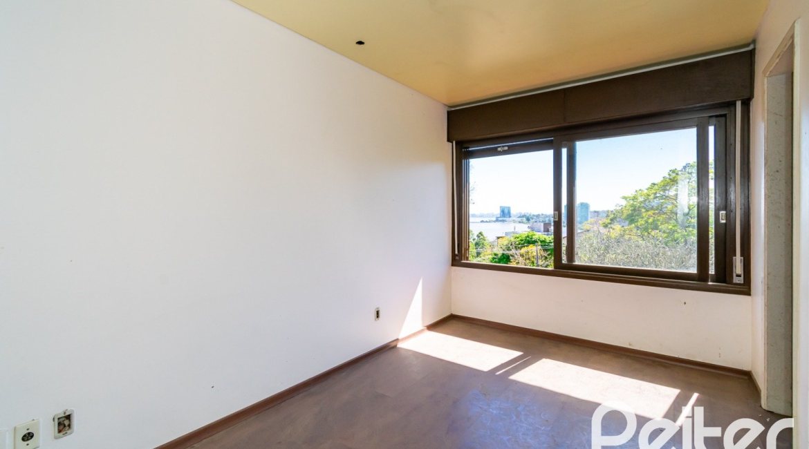 Casa à venda com 528m², 5 dormitórios, 3 suítes, 5 vagas, no bairro Vila Assunção em Porto Alegre