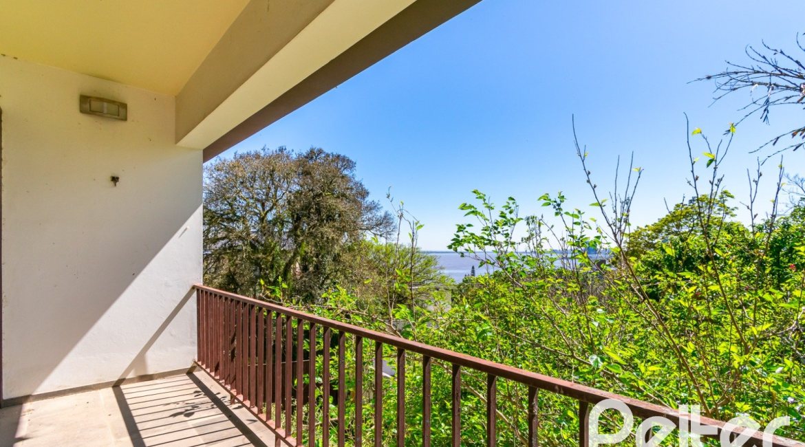 Casa à venda com 528m², 5 dormitórios, 3 suítes, 5 vagas, no bairro Vila Assunção em Porto Alegre