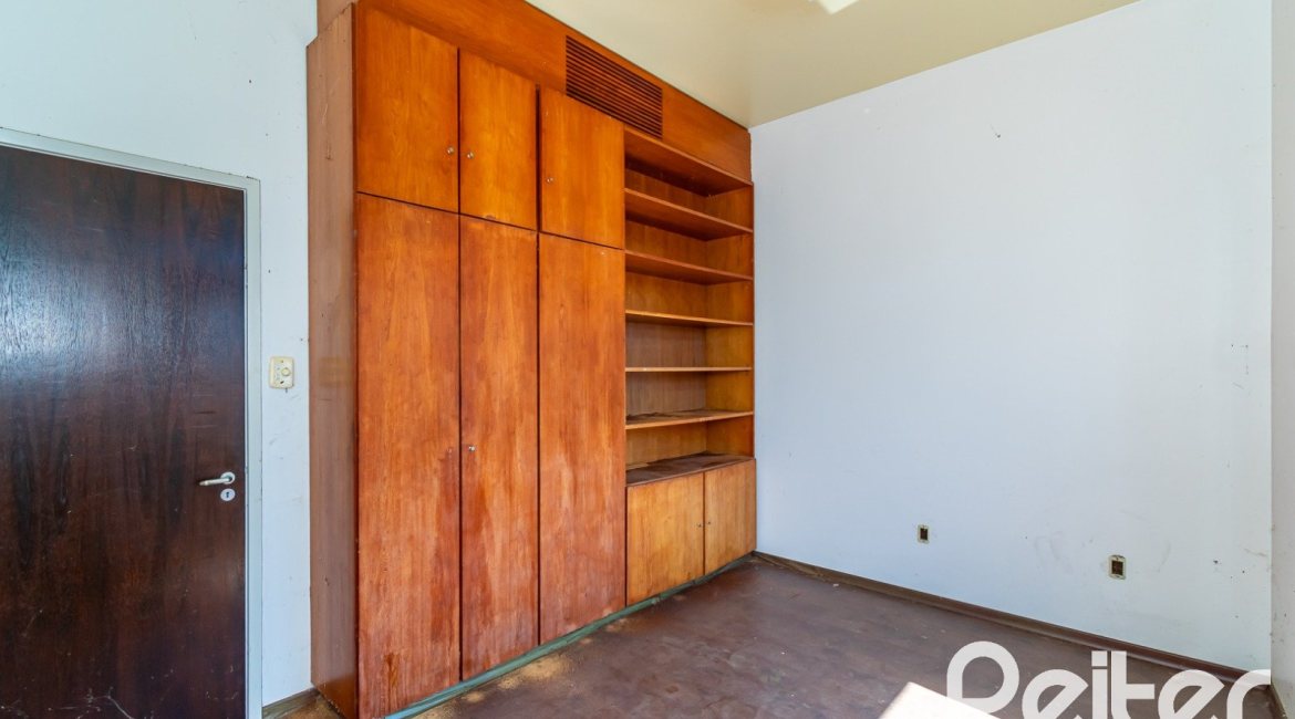 Casa à venda com 528m², 5 dormitórios, 3 suítes, 5 vagas, no bairro Vila Assunção em Porto Alegre