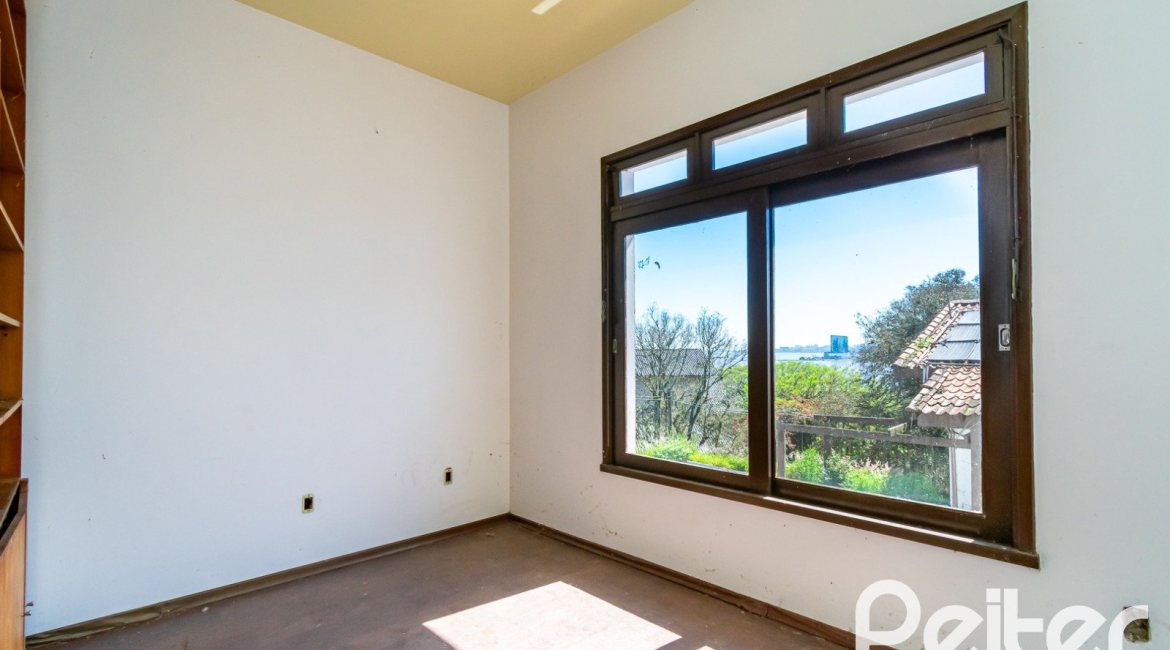 Casa à venda com 528m², 5 dormitórios, 3 suítes, 5 vagas, no bairro Vila Assunção em Porto Alegre