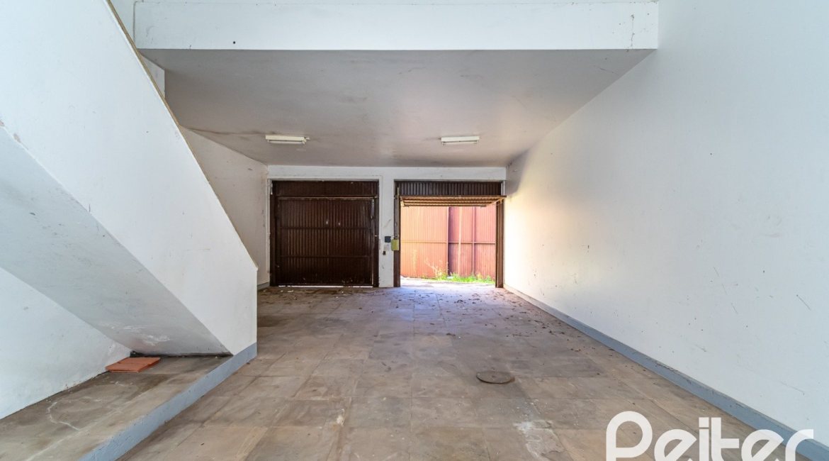 Casa à venda com 528m², 5 dormitórios, 3 suítes, 5 vagas, no bairro Vila Assunção em Porto Alegre