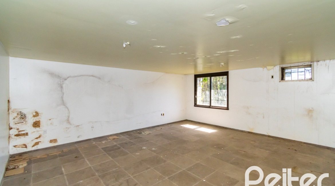 Casa à venda com 528m², 5 dormitórios, 3 suítes, 5 vagas, no bairro Vila Assunção em Porto Alegre