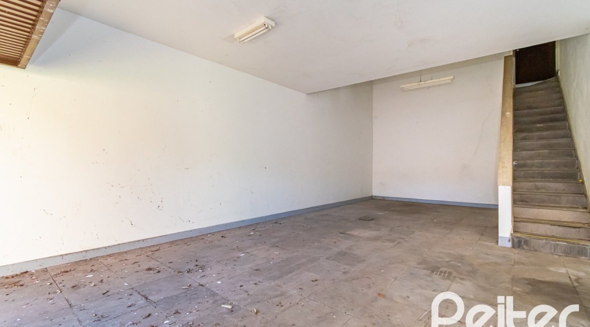 Casa à venda com 528m², 5 dormitórios, 3 suítes, 5 vagas, no bairro Vila Assunção em Porto Alegre