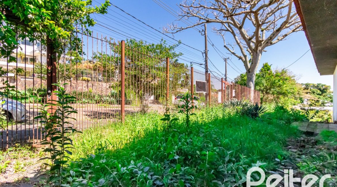 Casa à venda com 528m², 5 dormitórios, 3 suítes, 5 vagas, no bairro Vila Assunção em Porto Alegre