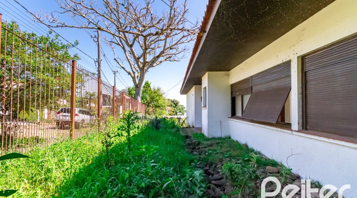 Casa à venda com 528m², 5 dormitórios, 3 suítes, 5 vagas, no bairro Vila Assunção em Porto Alegre