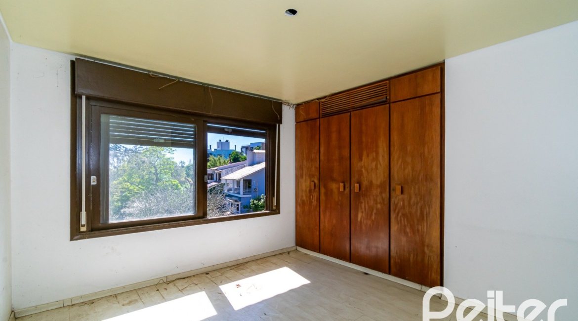 Casa à venda com 528m², 5 dormitórios, 3 suítes, 5 vagas, no bairro Vila Assunção em Porto Alegre