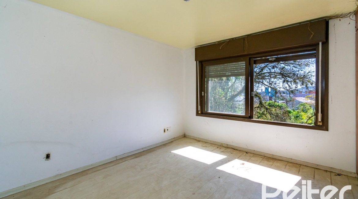 Casa à venda com 528m², 5 dormitórios, 3 suítes, 5 vagas, no bairro Vila Assunção em Porto Alegre