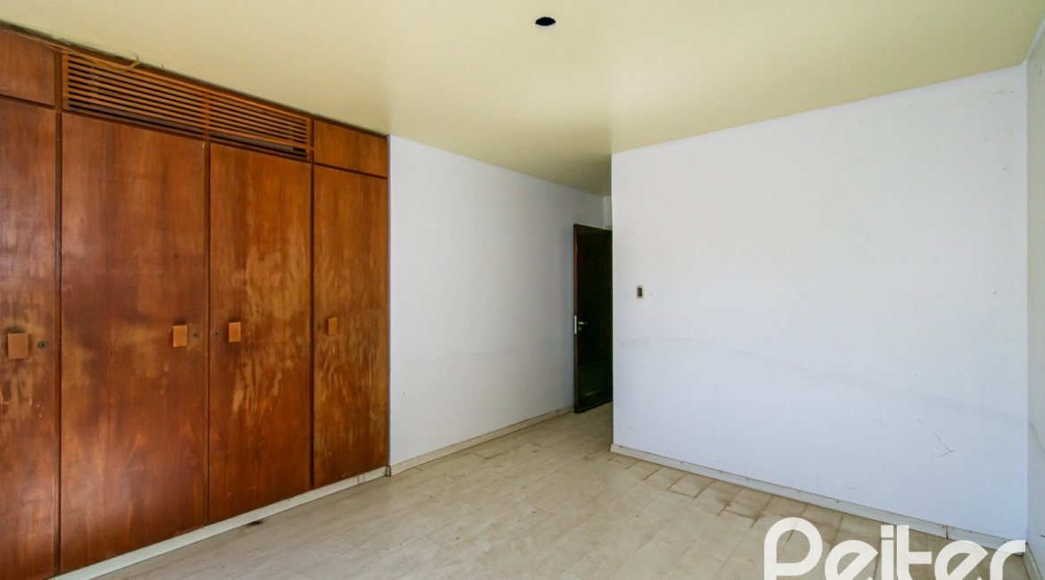 Casa à venda com 528m², 5 dormitórios, 3 suítes, 5 vagas, no bairro Vila Assunção em Porto Alegre