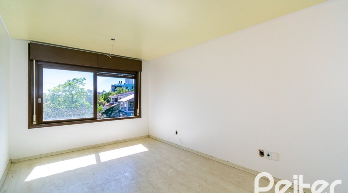 Casa à venda com 528m², 5 dormitórios, 3 suítes, 5 vagas, no bairro Vila Assunção em Porto Alegre