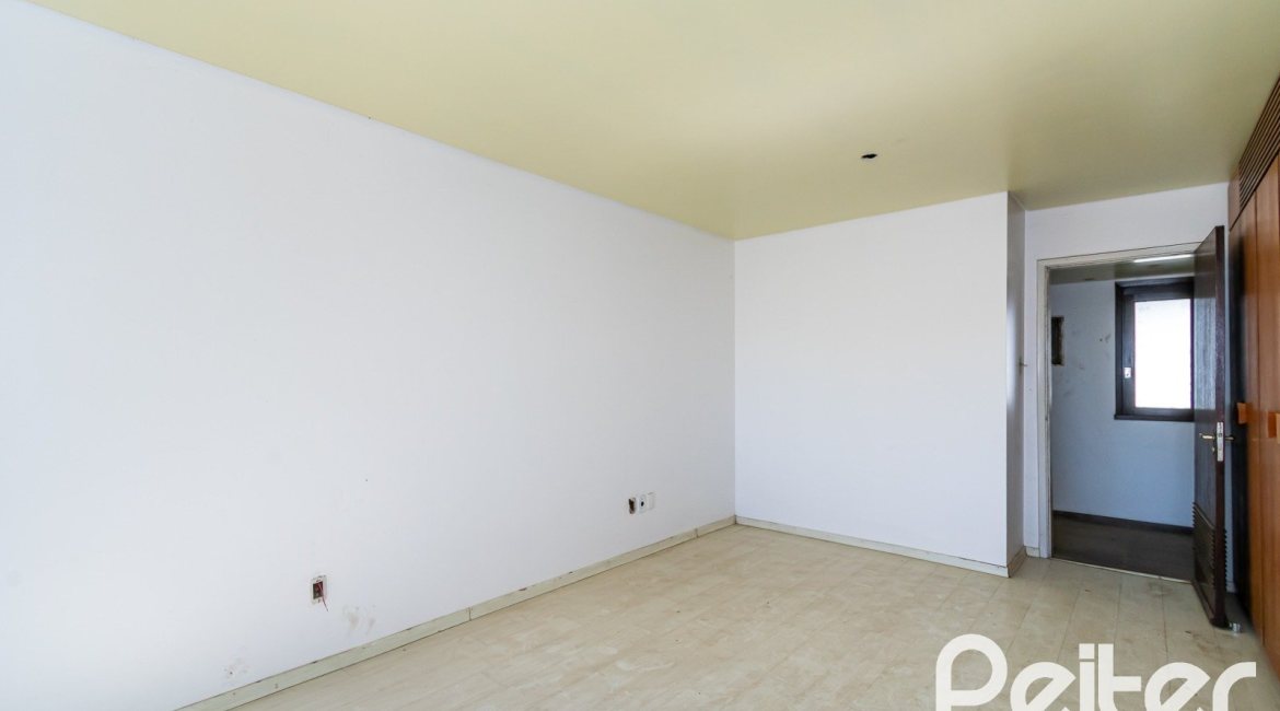 Casa à venda com 528m², 5 dormitórios, 3 suítes, 5 vagas, no bairro Vila Assunção em Porto Alegre