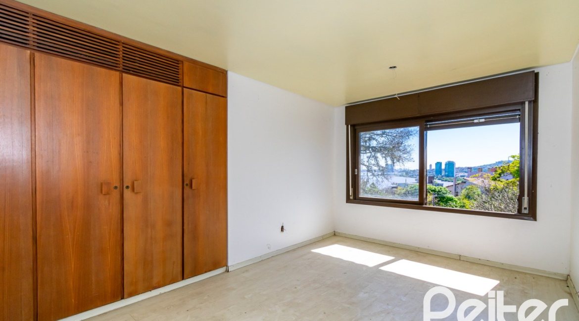 Casa à venda com 528m², 5 dormitórios, 3 suítes, 5 vagas, no bairro Vila Assunção em Porto Alegre