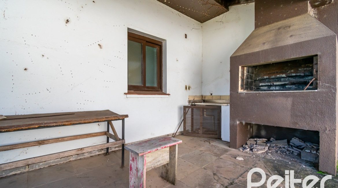 Casa à venda com 528m², 5 dormitórios, 3 suítes, 5 vagas, no bairro Vila Assunção em Porto Alegre