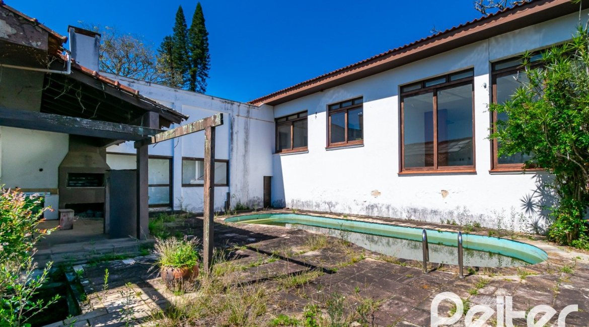 Casa à venda com 528m², 5 dormitórios, 3 suítes, 5 vagas, no bairro Vila Assunção em Porto Alegre