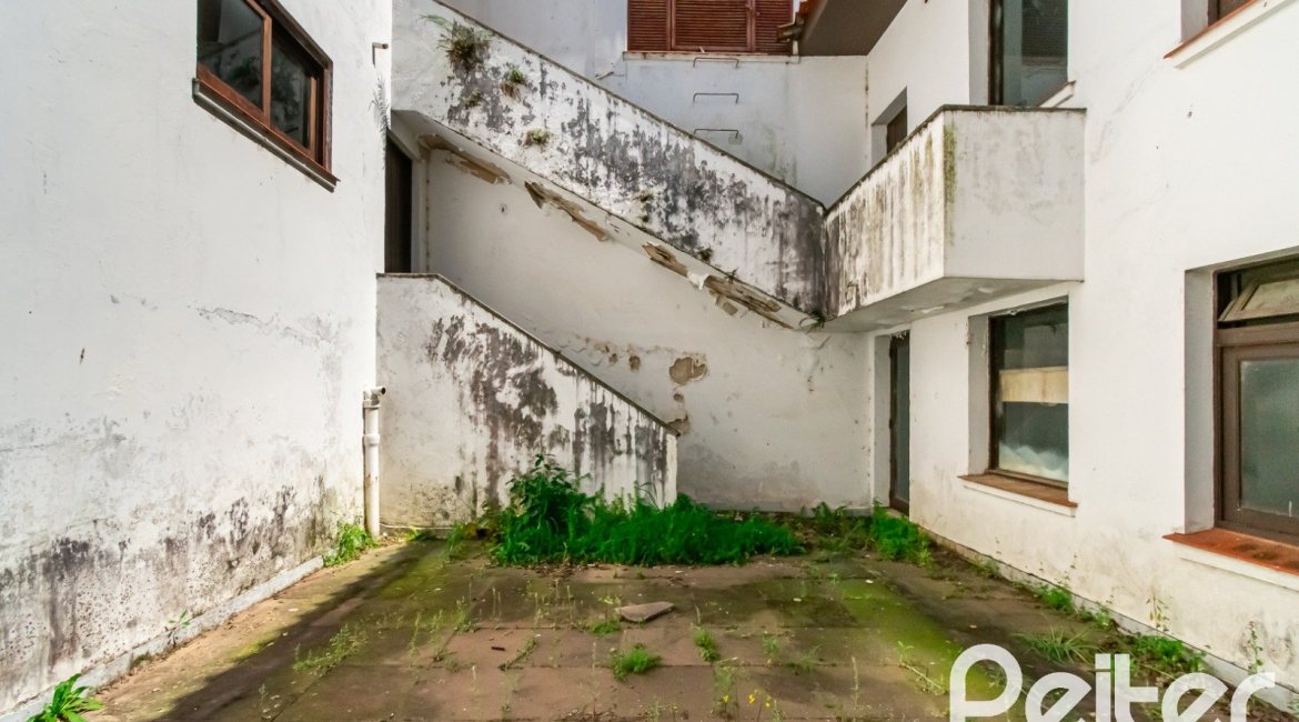 Casa à venda com 528m², 5 dormitórios, 3 suítes, 5 vagas, no bairro Vila Assunção em Porto Alegre