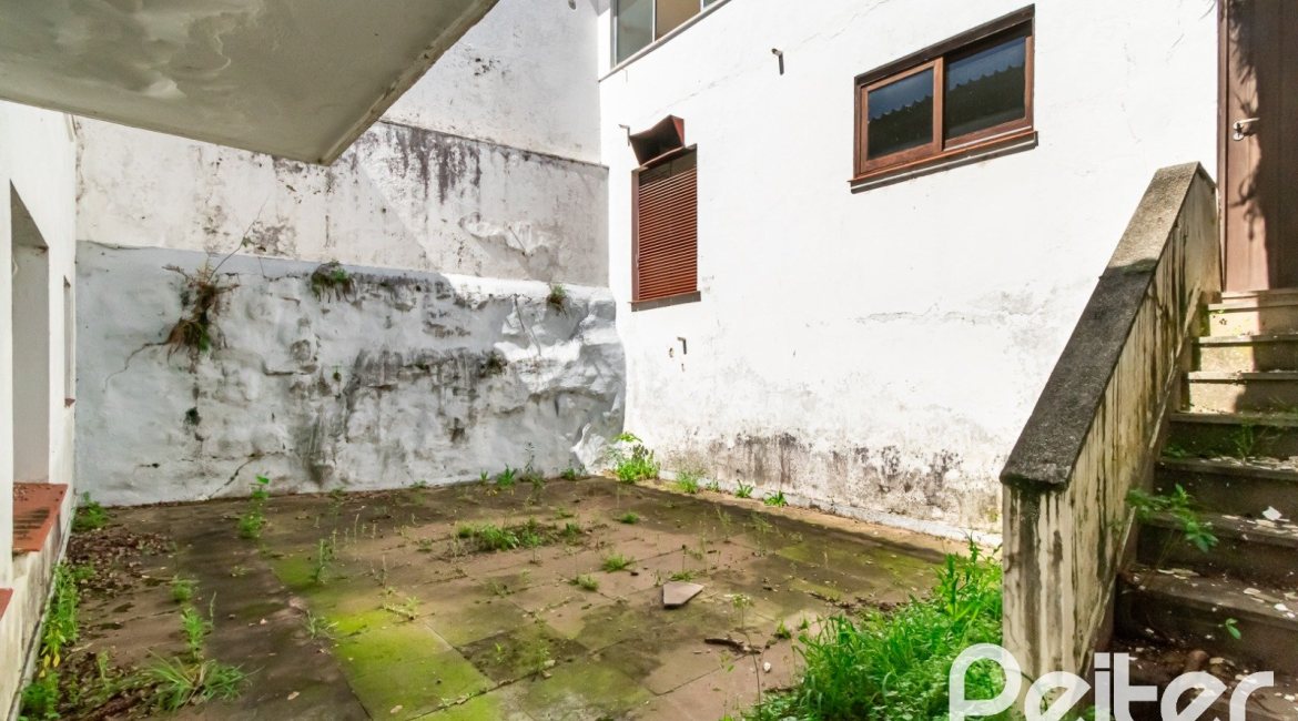 Casa à venda com 528m², 5 dormitórios, 3 suítes, 5 vagas, no bairro Vila Assunção em Porto Alegre